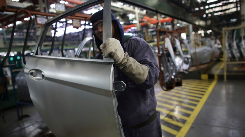 Produção de veículos sobe 7,4% em outubro, mas recua na comparação anual