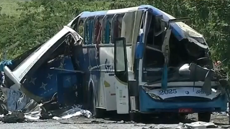 Ao menos 40 mortos em acidente entre ônibus e caminhão em São Paulo