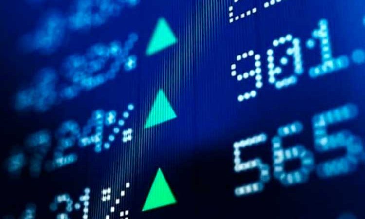 Ibovespa engata 3ª alta e fecha acima de 100 mil pontos com ajuda de Wall St