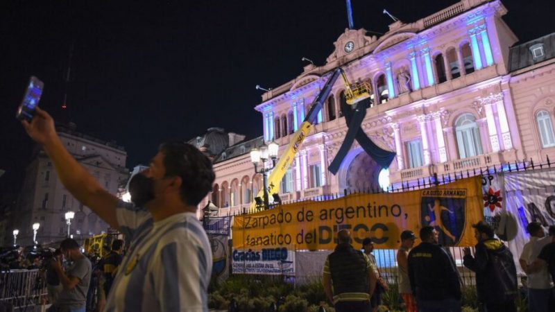 Argentinos se despedem de Maradona na Casa Rosada