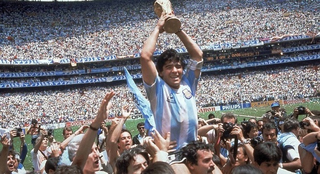 Diego Maradona, jogador de futebol Argentino, morre aos 60 anos após sofrer parada cardíaca