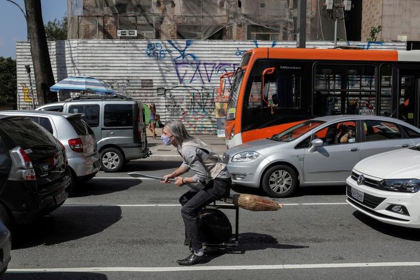 Solução para driblar o trânsito de São Paulo? Vassouras sobre monociclos