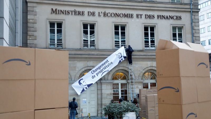 Ativistas franceses protestam contra expansão da Amazon no país
