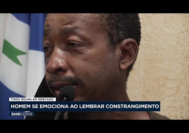 Homem que foi obrigado a tirar a roupa em mercado se emociona ao lembrar constrangimento