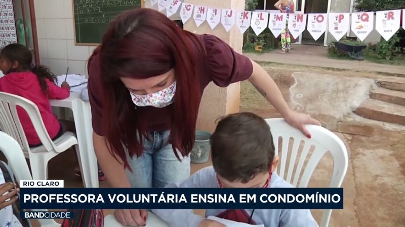 Rio Claro: professora voluntária ensina em condomínio