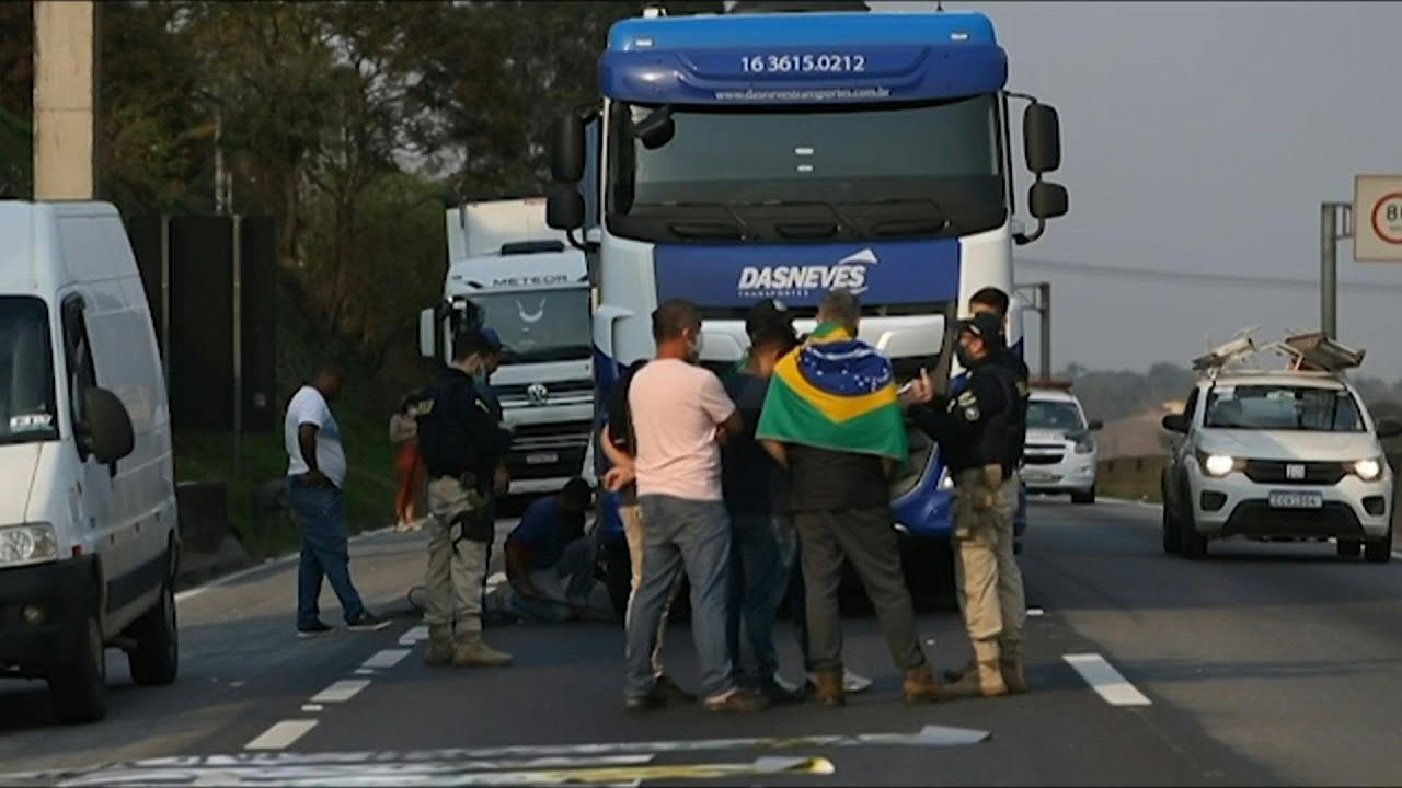 Caminhoneiros pró-Bolsonaro bloqueiam estradas pelo Brasil | AFP