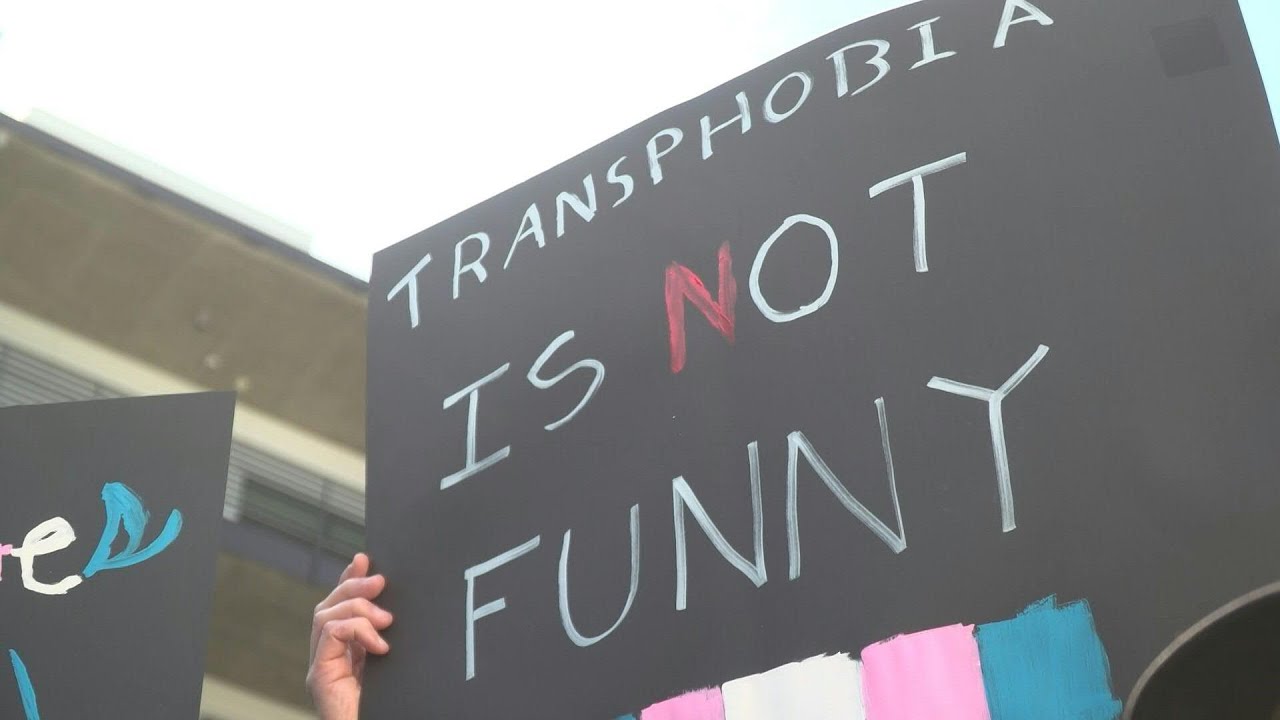 Grupos LGBTQ protestam contra a Netflix | AFP