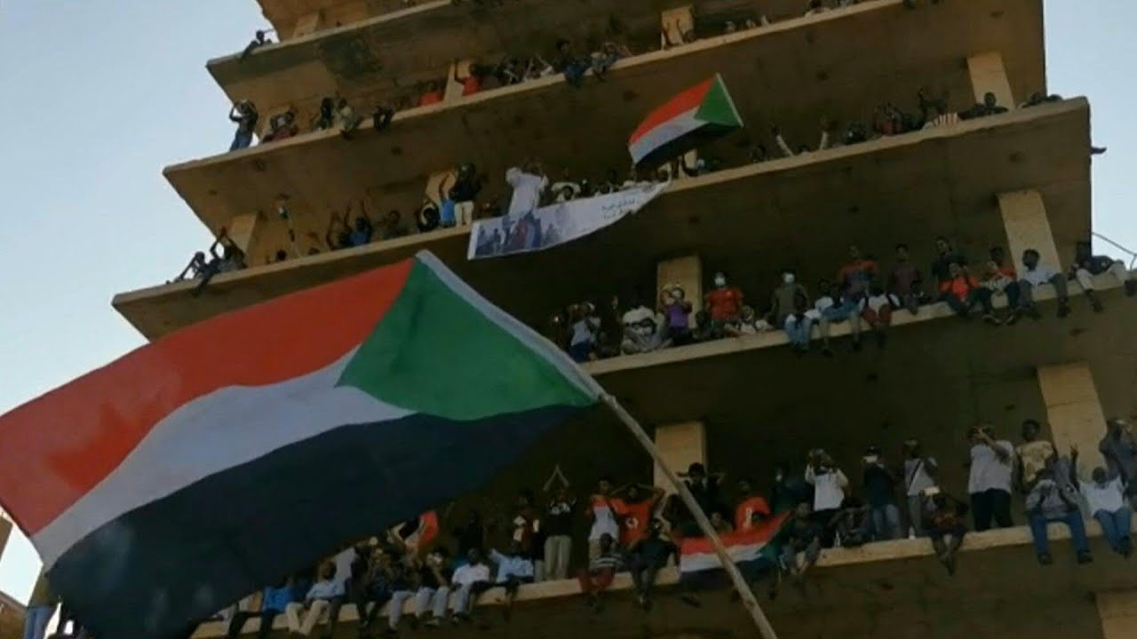 Milhares de sudaneses protestam contra o golpe de Estado | AFP