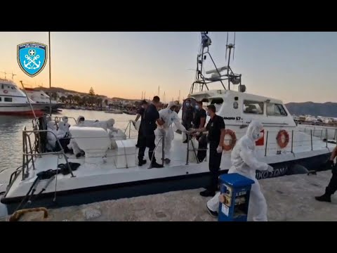 Guarda Costeira grega resgata migrantes após naufrágio no mar Egeu | AFP