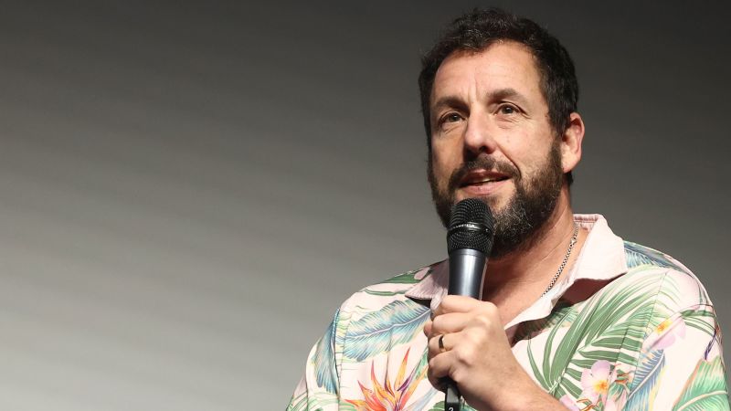 Adam Sandler ainda se emociona cantando música de Chris Farley