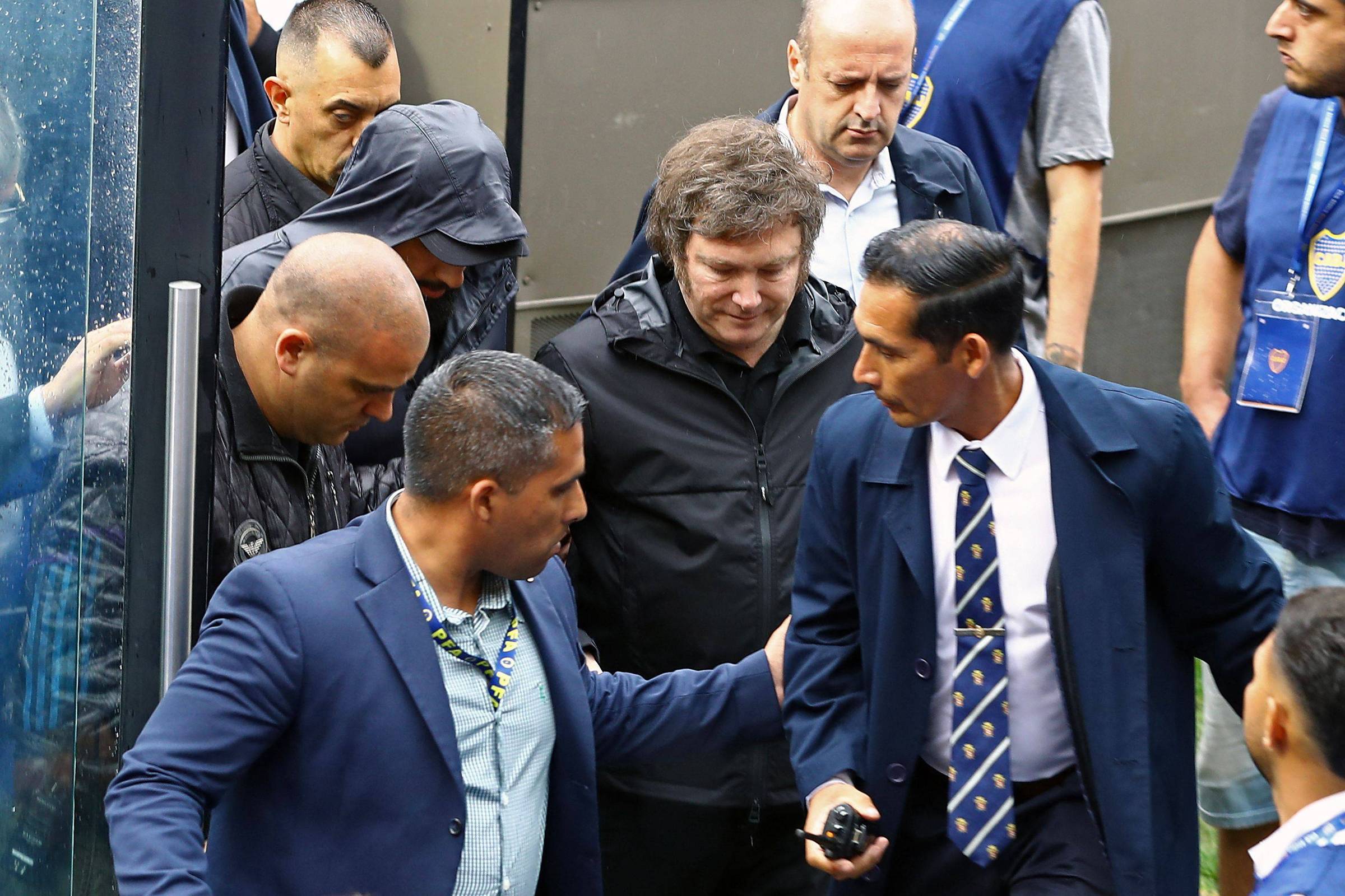 Argentina: Milei é vaiado ao comparecer à eleição do Boca – 17/12/2023 – Esporte