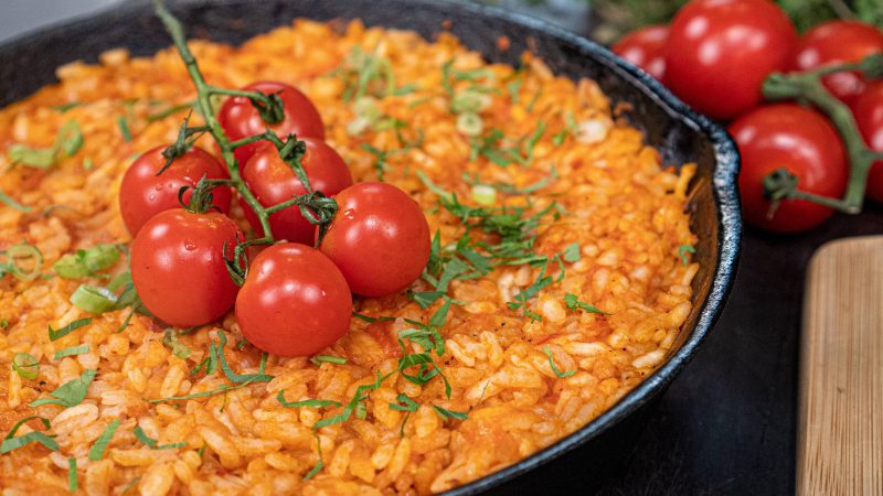 Arroz de tomate na churrasqueira é companhia perfeita para qualquer carne – 27/12/2023 – Nação churrasqueira