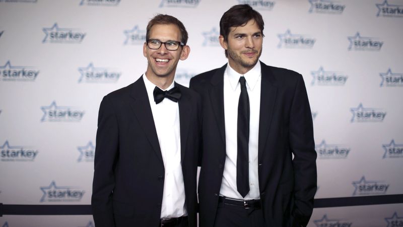 Ashton Kutcher e o gêmeo Michael falam sobre saúde, culpa e divergência entre eles