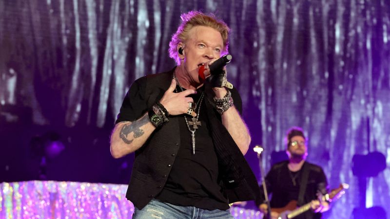 Axl Rose vai parar de jogar microfone após fã supostamente ferido