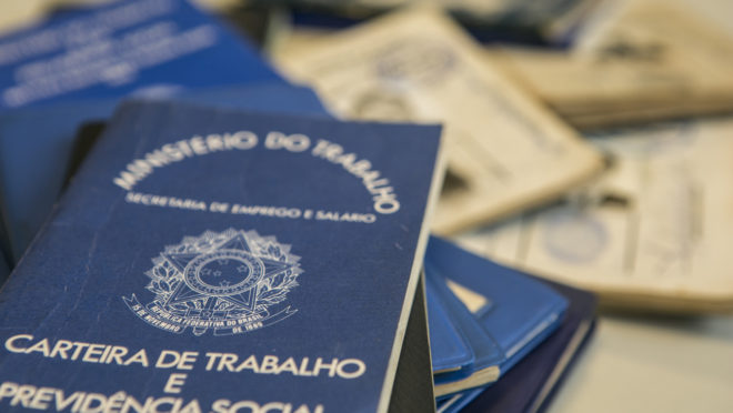 Brasil cria 130 mil empregos com carteira assinada em novembro
