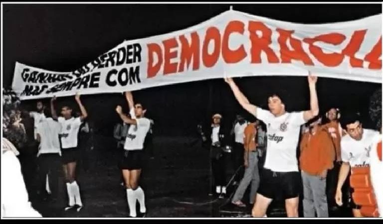Casagrande conta como foi bolada faixa da Democracia – 13/12/2023 – Esporte