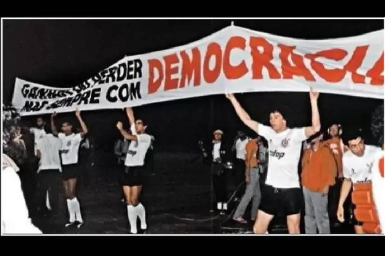 Casagrande conta como foi bolada faixa da Democracia – 13/12/2023 – Esporte