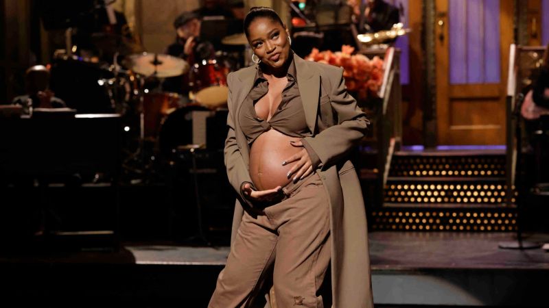 Keke Palmer revela barriga de bebê como parte de seu monólogo de abertura do ‘Saturday Night Live’