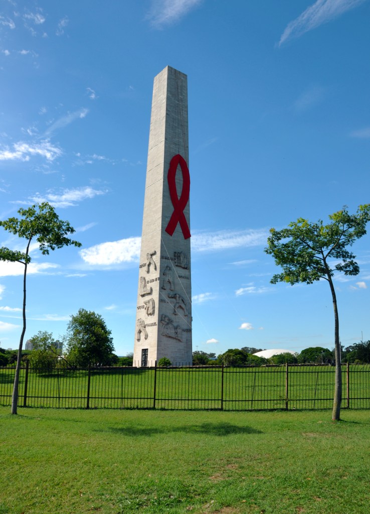 Laço vermelho no Obelisco do Ibirapuera lembra a luta contra a Aids – Secretaria da Saúde