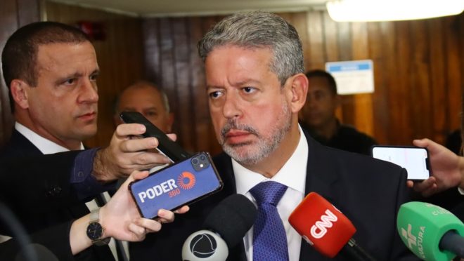 Lira defende emendas parlamentares e diz que governo não manda no orçamento