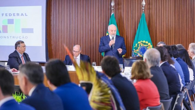 Lula admite que negociou muito no primeiro ano de governo e convoca ato do 8/1
