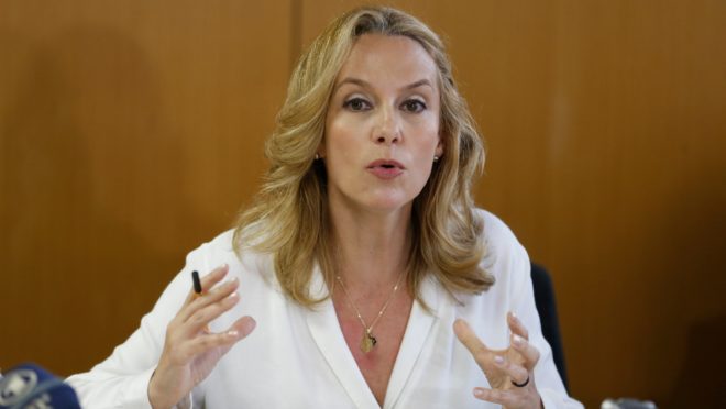 Lula nomeia Carol Proner, mulher de Chico Buarque, para a Comissão de Ética Pública