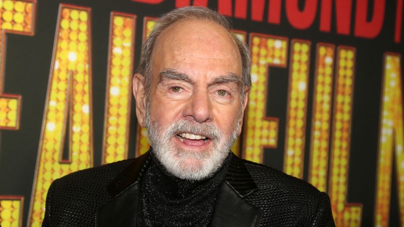 Neil Diamond surpreende o público com ‘Sweet Caroline’ na abertura da Broadway