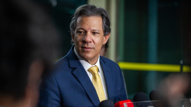 Orçamento com meta zero racha base e governistas votam contra Haddad