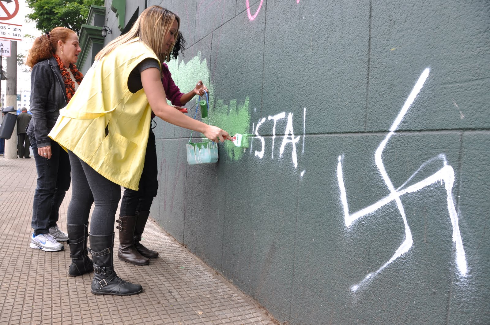 Pintura do muro pichado do hospital estadual Emilio Ribas – Secretaria da Saúde