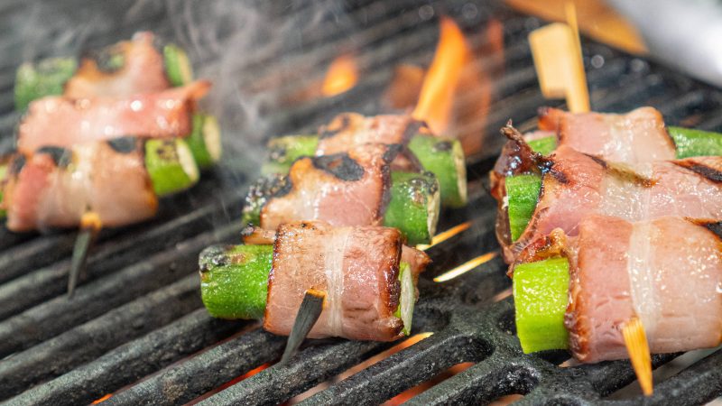 Sabor japonês na grelha, robata de quiabo com bacon surpreende o paladar – 04/12/2023 – Nação churrasqueira