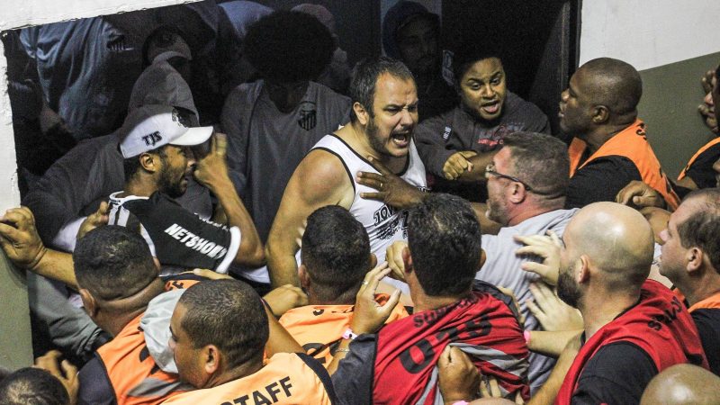 Torcedores do Santos tentam invadir eleição do clube – 09/12/2023 – Esporte