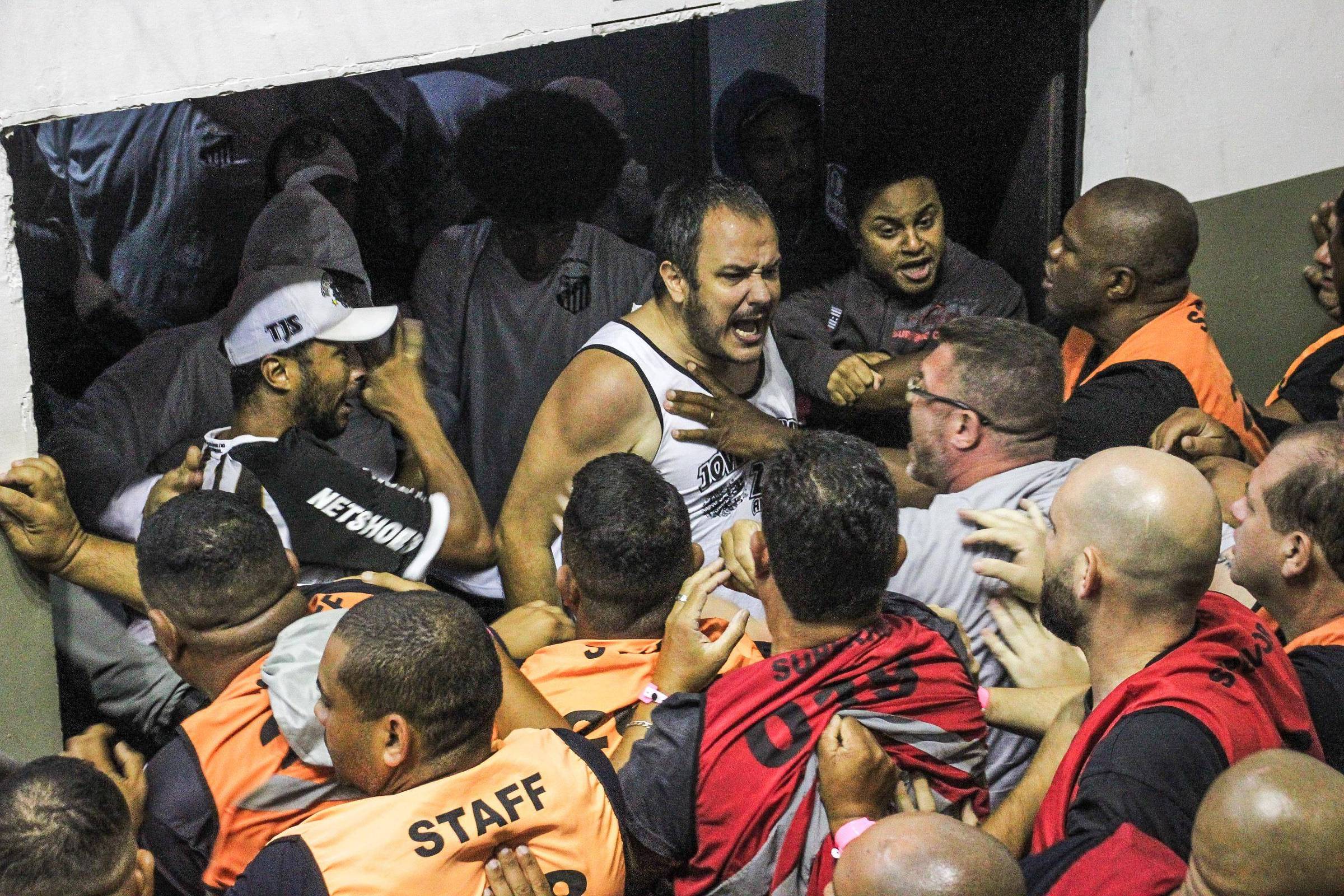 Torcedores do Santos tentam invadir eleição do clube – 09/12/2023 – Esporte