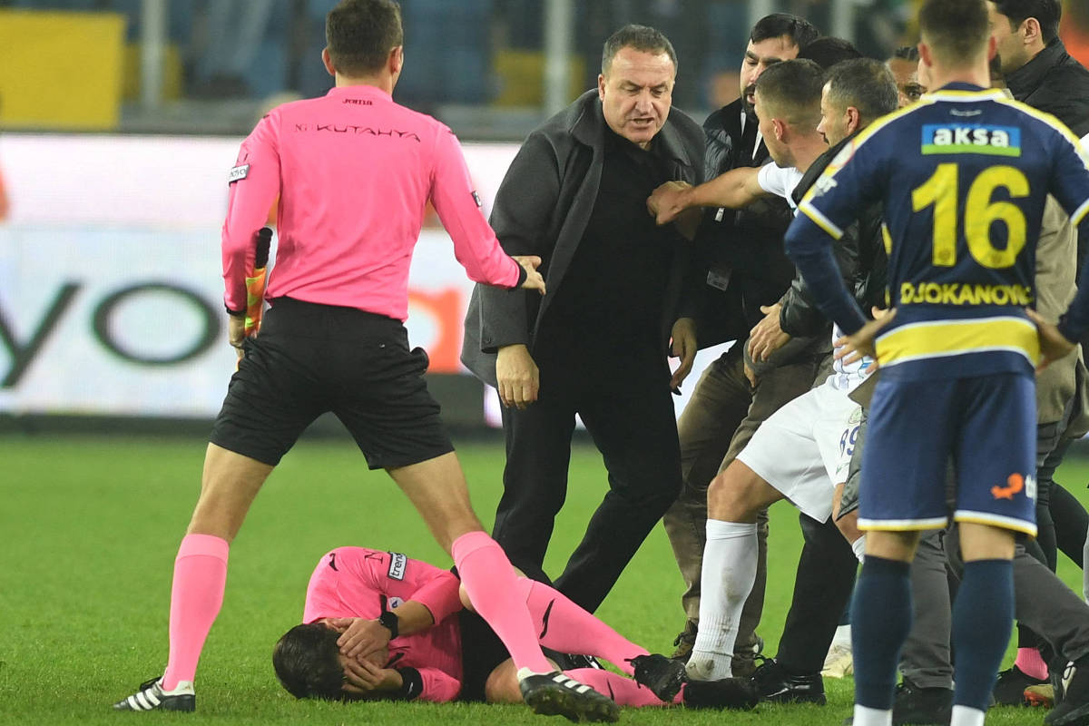 Turquia para campeonatos após dirigente esmurrar árbitro – 12/12/2023 – O Mundo É uma Bola