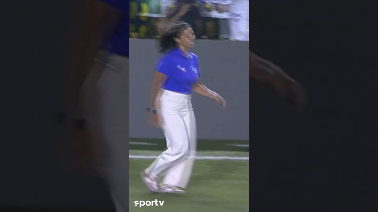 A REPÓRTER DO SPORTV INVADIU A PELADA DE FIM DE ANO! | #shorts | sportv