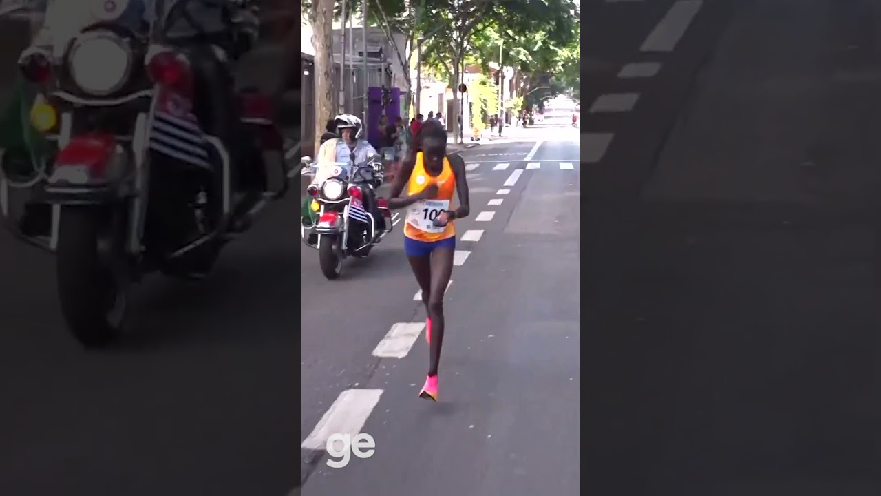 CACHORRO INVADE CORRIDA SÃO SILVESTRE E ATACA CORREDORA | #shorts | ge.globo