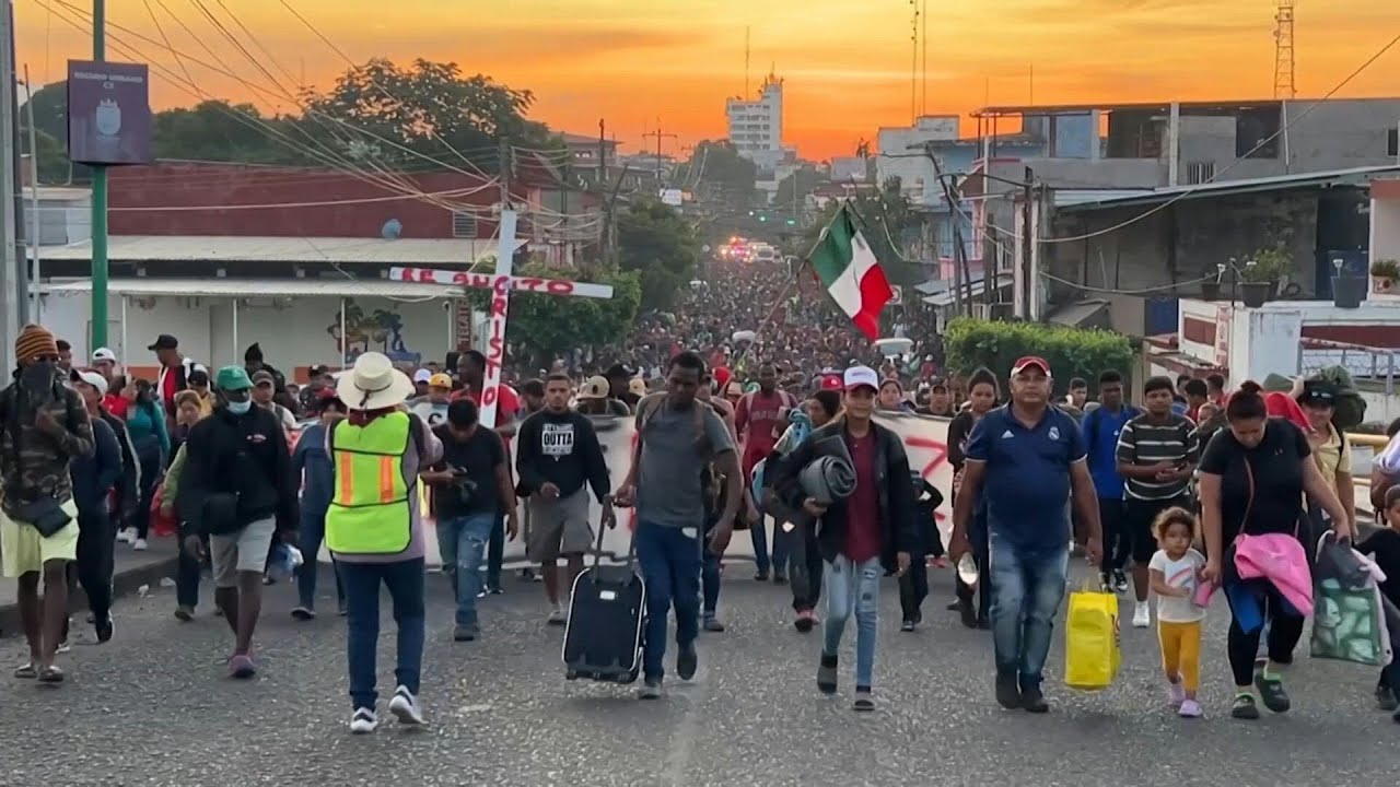 Centenas de migrantes partem em caravana para os EUA | AFP