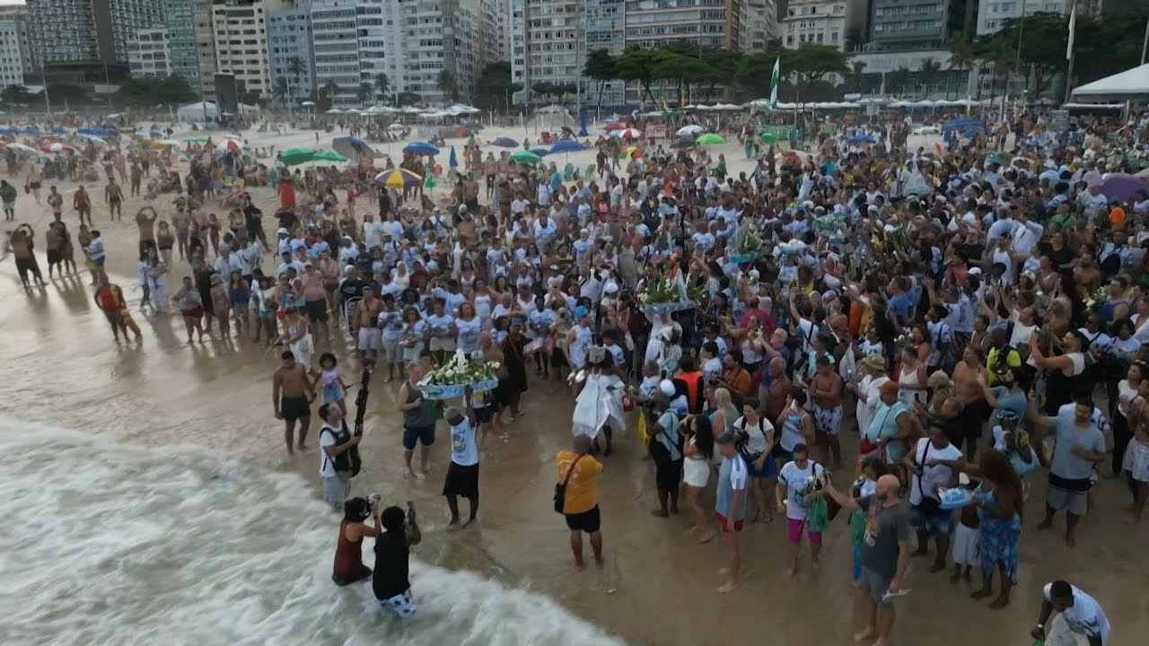 Festa para Iemanjá reúne multidão em Copacabana | AFP