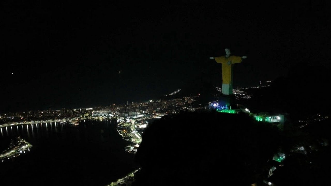 Homenagem a Pelé: Cristo Redentor iluminado com uma camisa ’10’ da Seleção | AFP