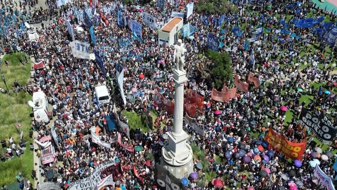 Milei apresenta pacote de leis ao Congresso em dia de manifestações | AFP