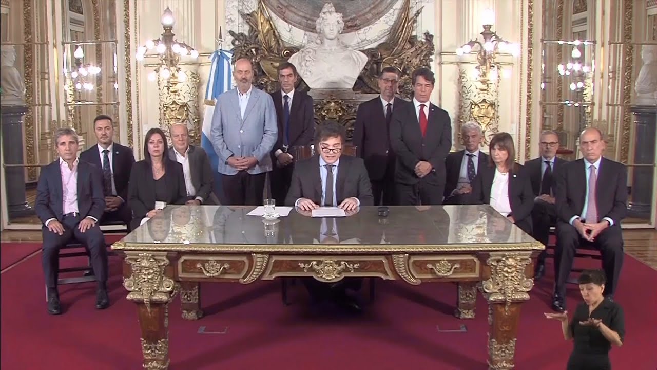Milei ordena por decreto desregulação econômica na Argentina | AFP