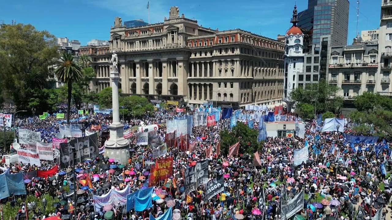 Sindicatos protestam contra o decreto de Milei na Argentina | AFP