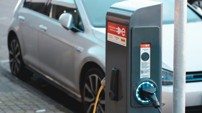 Baterias, custo de reparos e revenda desafiam avanço dos carros elétricos