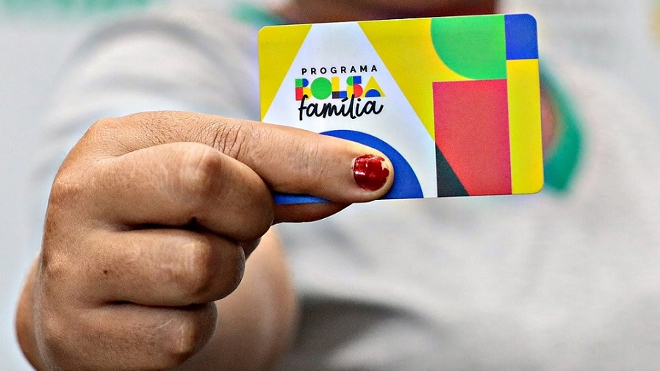 Bolsa Família reduz busca de emprego e eleva salário, diz estudo