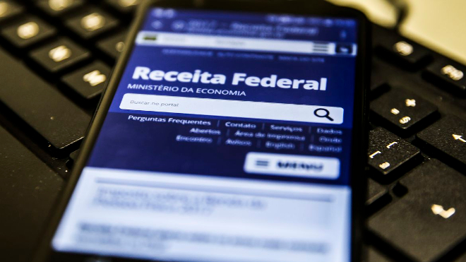 Brasileiros com dois salários voltarão a pagar imposto de renda em 2024
