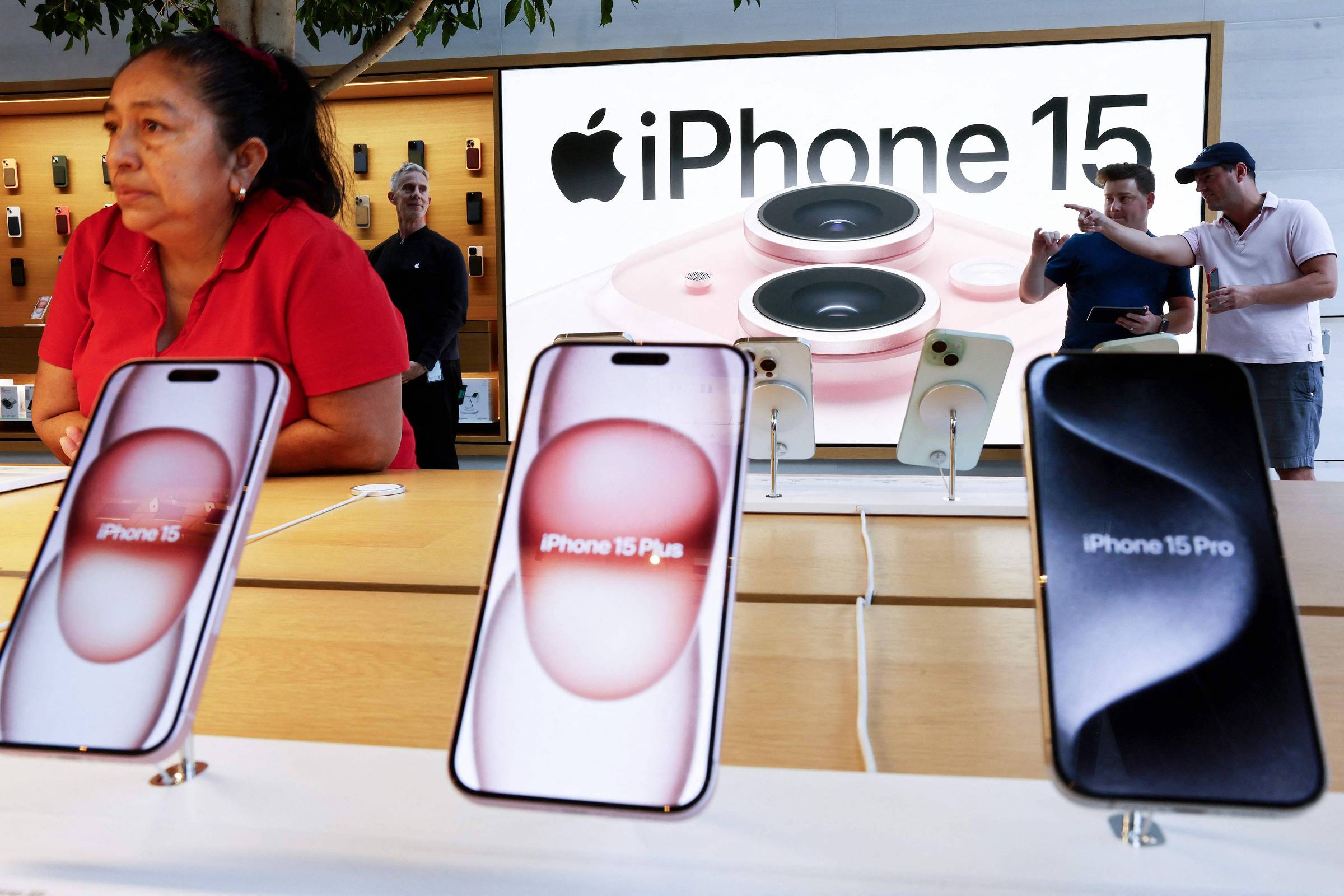 Celulares: Apple supera Samsung e lidera produção mundial – 16/01/2024 – Tec