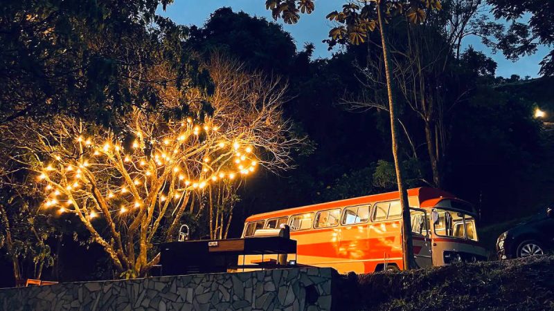 Como é se hospedar num ônibus vintage à beira da represa – 13/01/2024 – Turismo