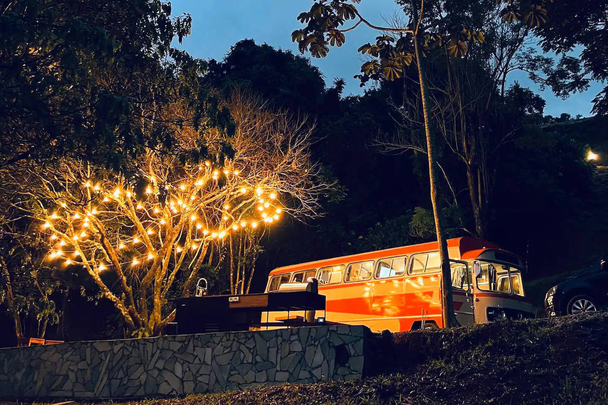 Como é se hospedar num ônibus vintage à beira da represa – 13/01/2024 – Turismo