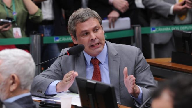 Deputado do PT rebate Haddad e diz que meta de déficit zero é “burrice política”