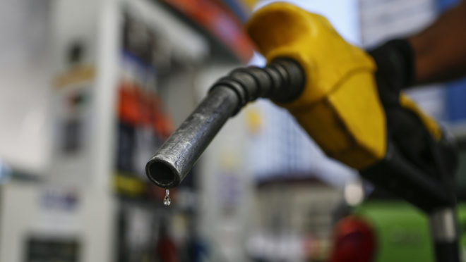 Gasolina, diesel e gás de cozinha sobem na quinta com aumento de ICMS