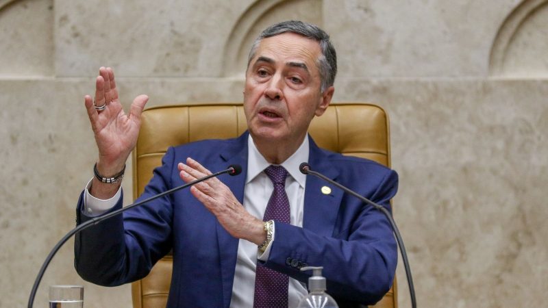 “Jamais esqueceremos”, diz Barroso em sessão solene por 8 de janeiro